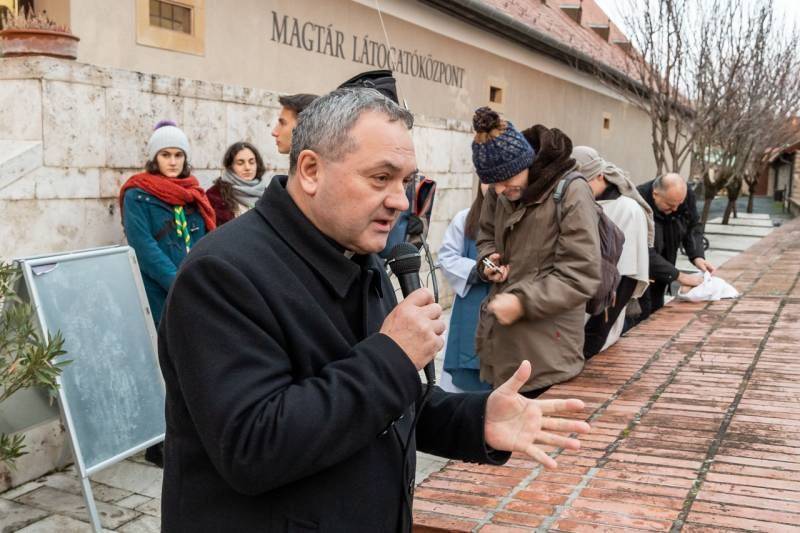 imageye___-_imgi_6_thumb_732_2023_12_23_szallast keres_08