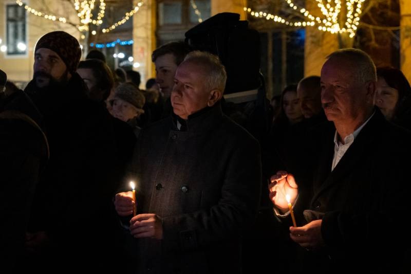 imageye___-_imgi_9_thumb_733_2023_12_23_gyertyagyujtas_11