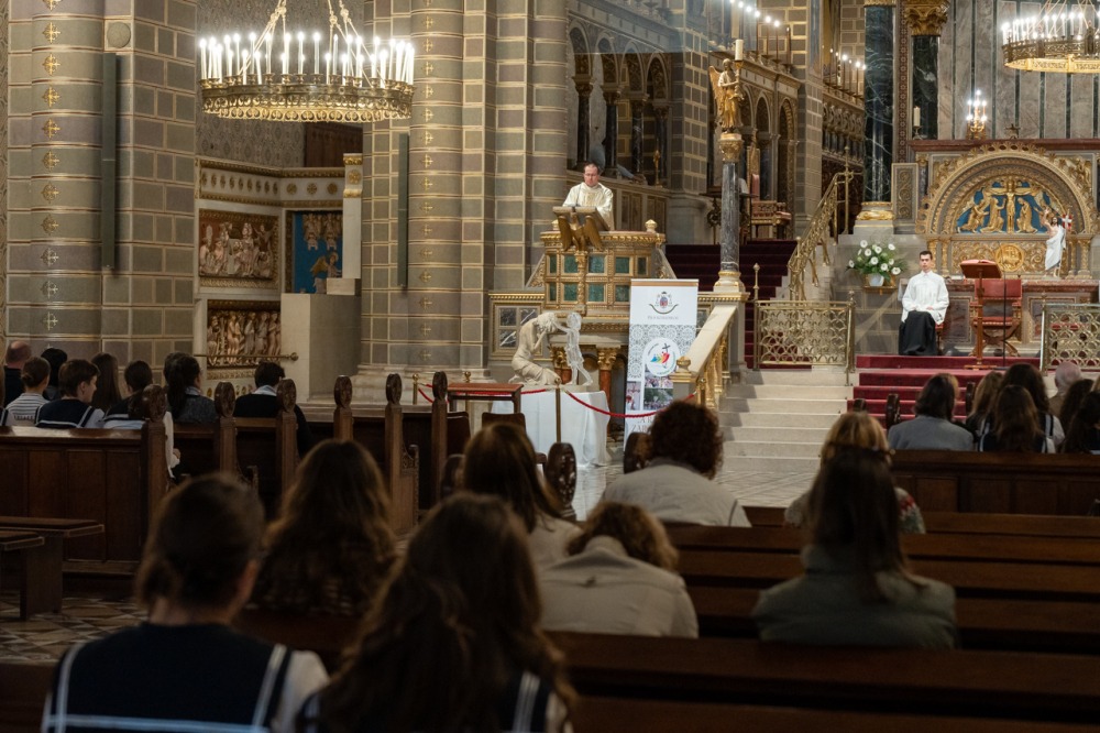 imageye___-_imgi_28_923_2025_05_28_vandorszobor_02