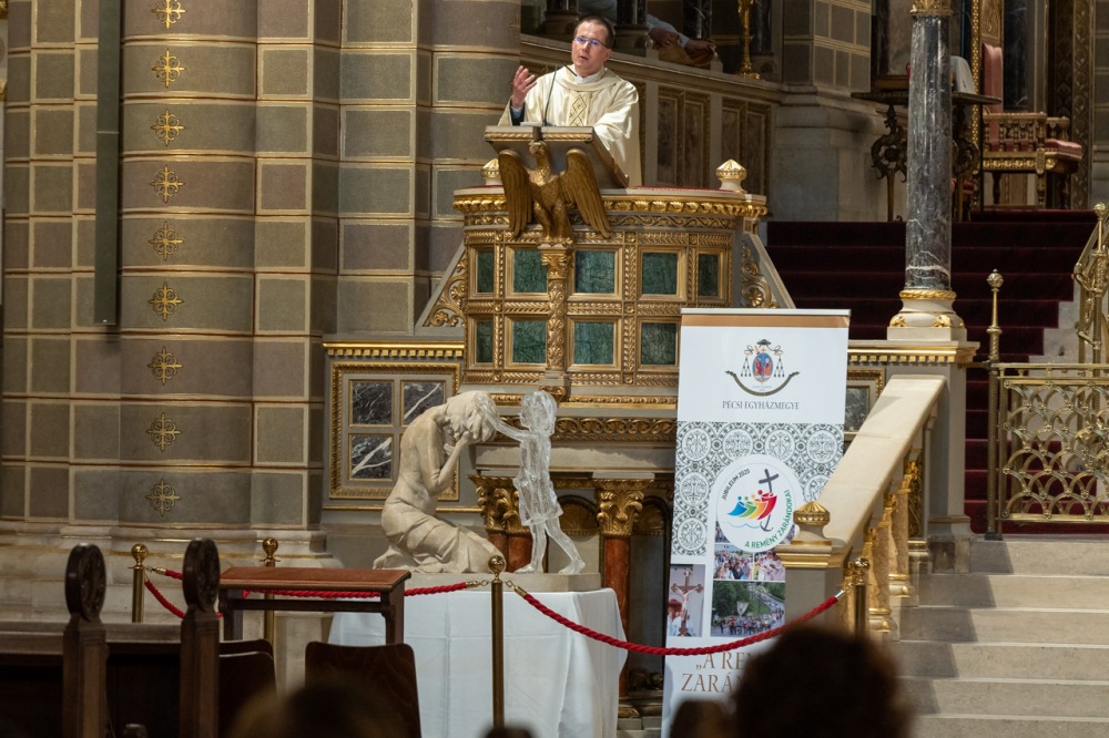 imageye___-_imgi_29_923_2025_05_28_vandorszobor